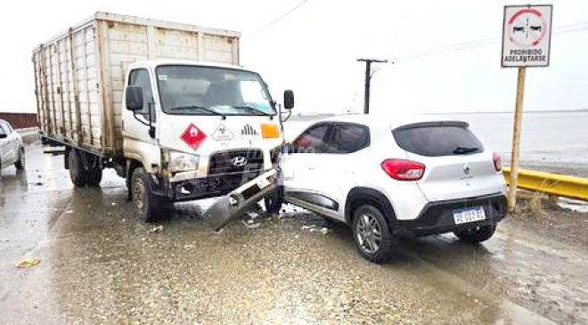 Conductora resulta lesionada al chocar con un camión