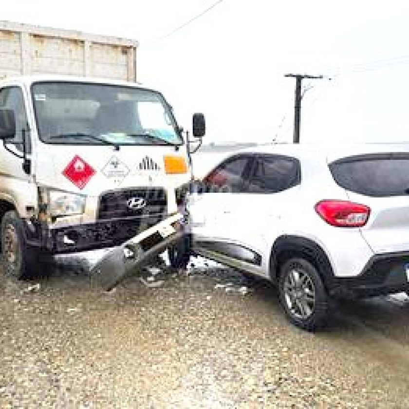 Conductora resulta lesionada al chocar con un camión