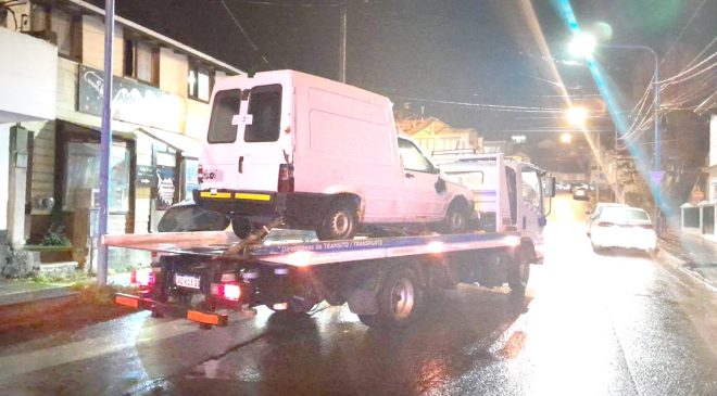 Un borracho le chocó su auto estacionado, persiguió al autor y lo hizo detener