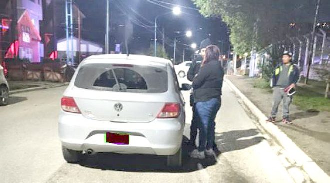 Conductora ebria chocó a otro automovilista y se negó a hacerse la alcoholemia