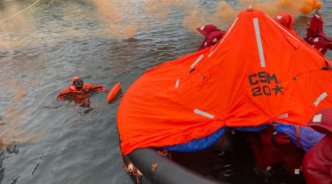 Capacitación práctica en técnicas de supervivencia en el mar