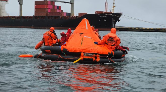Capacitación práctica en técnicas de supervivencia en el mar