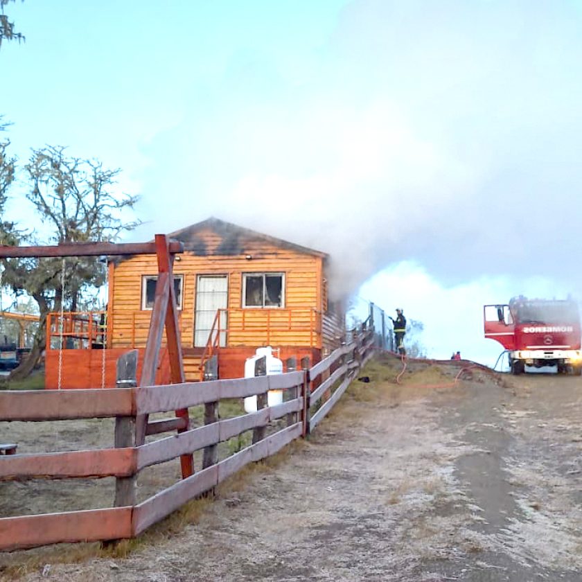 Una vivienda fue completamente consumida por el fuego