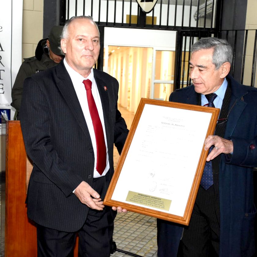 Gendarmería donó una copia del acta de nacimiento del primer argentino nacido en la Antártida