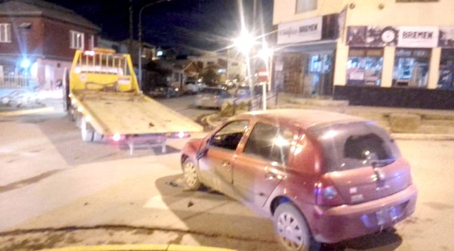 Se distrajo y chocó a un vehículo estacionado