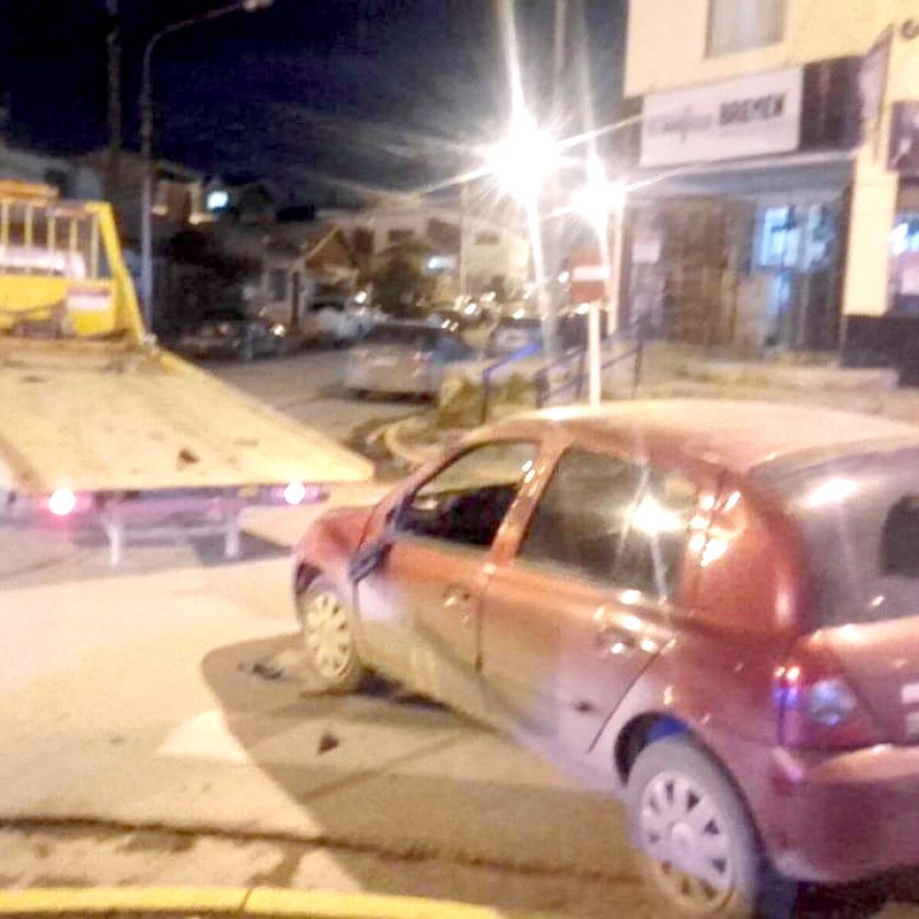 Se distrajo y chocó a un vehículo estacionado