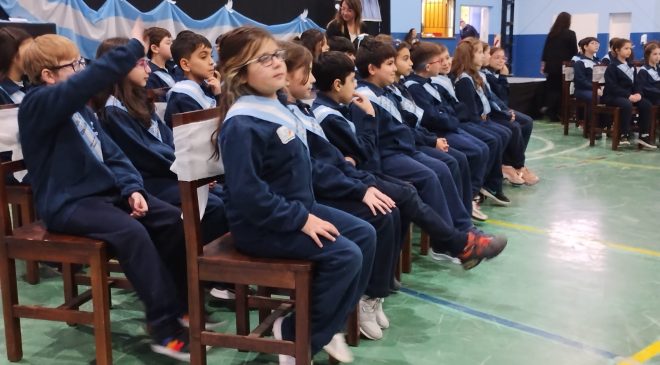 Más de 60 alumnos juraron lealtad a la bandera