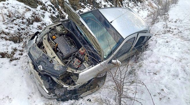 Conductora y dos turistas franceses resultan lesionados en un vuelco