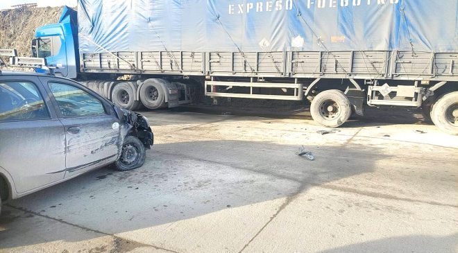 Conductor chocó a un camión estacionado