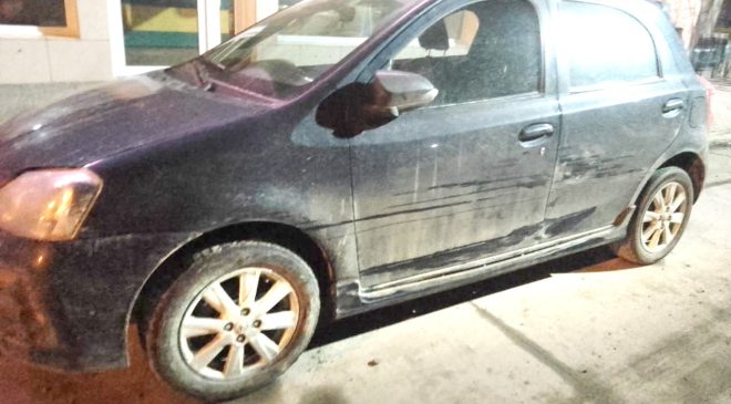 Ebrio chocó a tres vehículos estacionados