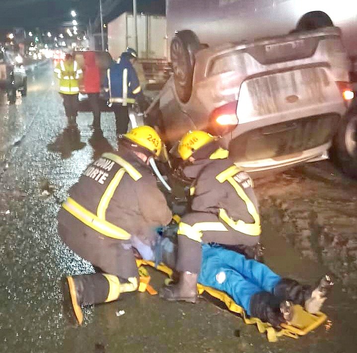 Chocó a un vehículo detenido y terminó volcando