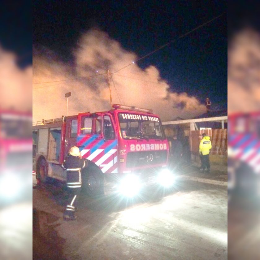 Falla eléctrica provoca un incendio mayúsculo