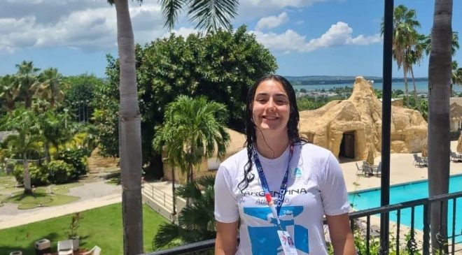"Renu" Godoy posa feliz bajo el sol de Puerto Rico, en donde llevó a lo más alto la bandera de Tierra del Fuego.