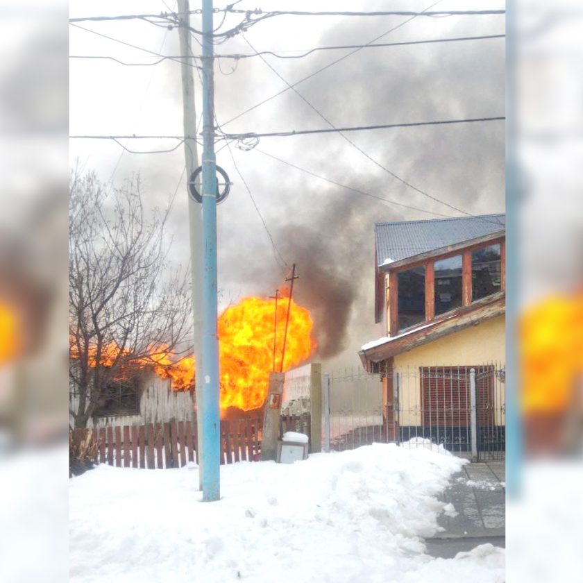 Entró a ducharse y cuando salió del baño se le estaba incendiando la casa
