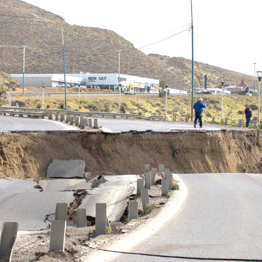 La Ruta Nacional Nro. 3 colapsó y se partió en dos