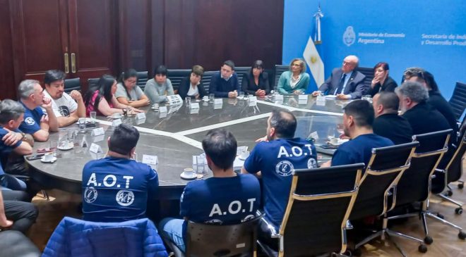 Lo aseguró la ministra de Trabajo de la Nación, Kelly Olmos, luego de la reunión en Buenos Aires entre representantes del Gobierno de Tierra del Fuego, empleados textiles y el secretario de Industria y Desarrollo Productivo, José Ignacio De Mendiguren. “Vamos a hacer todo lo posible para sostener los puestos laborales” El tratamiento del tema pasó a un cuarto intermedio hasta el próximo lunes 11 de septiembre, cuando las partes volverán a reunirse para definir la incorporación del sector textil al Sub Régimen de Promoción Industrial. El próximo 11 de septiembre volverán a reunirse los representantes de los trabajadores textiles a quienes funcionarios del Gobierno provincial acompañaron para tener una charla personal con el secretario de Industria y Desarrollo Productivo, José Ignacio De Mendiguren, en Buenos Aires. El tema central del viaje y la reunión fue la búsqueda de definiciones por parte del secretario acerca de la incorporación del sector textil en la ampliación del Sub Régimen de Promoción Industrial de la Ley 19.640. “El secretario De Mendiguren se comprometió darnos una certeza definitiva en la próxima reunión”, explicó la ministra provincial de Trabajo y Empleo, Karina Fernández, quien destacó además “el compromiso del secretario de Industria y de la ministra Kelly Olmos de hacer todo lo posible para sostener estos puestos laborales”. Fernández adelantó que “mientras tanto los equipos técnicos van a seguir trabajando en esto, armando todo lo que tiene que ver con la documentación necesaria para concretar la firma. Ya no sería de una resolución de la prórroga sino de un posible decreto que modifique ciertas situaciones inherentes a las empresas”. En tanto, la ministra provincial de Producción y Ambiente, Sonia Castiglione consideró que “ha sido una reunión importante porque los trabajadores pudieron expresarle al secretario, en persona, la situación por la que atraviesan”. Castiglione además dio a conocer que “el secretario planteó durante la reunión que hay que modificar algunas cuestiones dentro del sub régimen para este sector – el textil - y es por eso que se ha solicitado información a distintos organismos. Realmente la cuestión de los trabajadores es parte importantísima del análisis, pero hay otras cuestiones que tienen que ver con cuestiones tributarias, impositivas, que se están analizando en este estudio. Ahora solo nos resta esperar que terminen con este diagnóstico. Desde la provincia hemos aportado lo que hemos considerado importante a tener en cuenta. Nosotros estaremos siempre a disposición para lo que necesiten en función de construir y llegar a una solución que les traiga certidumbre a estas familias”.