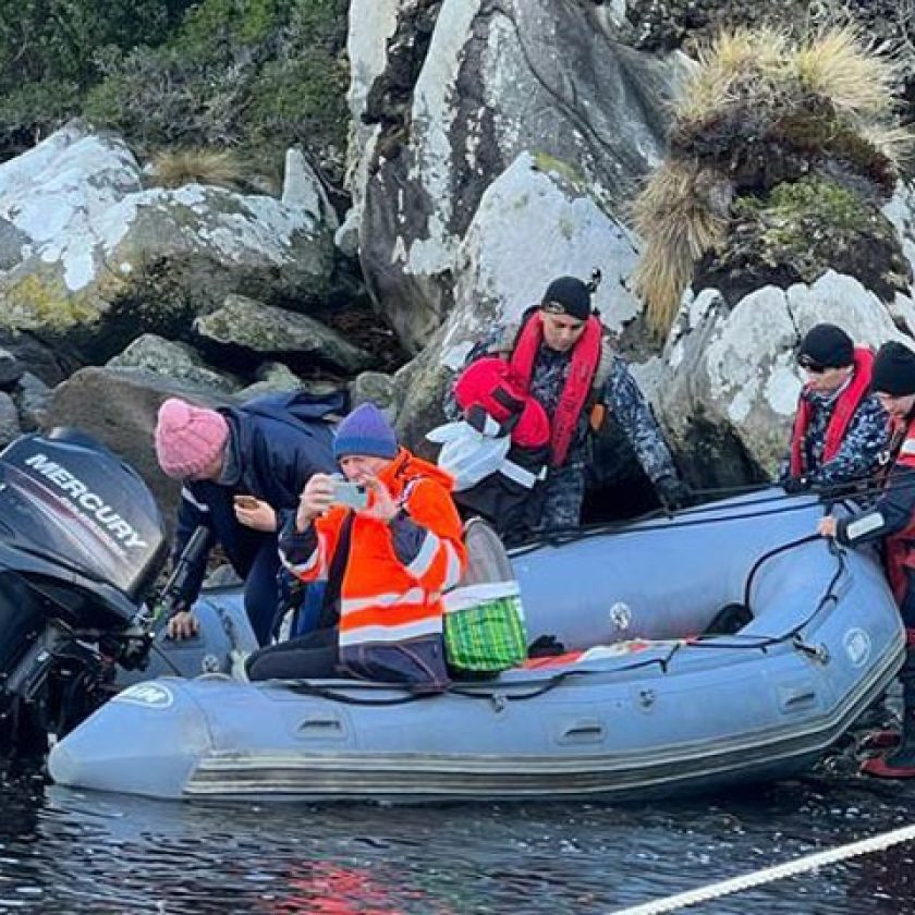 Los tripulantes del velero “Jiu Jiu” fueron rescatados en Isla de los Estados