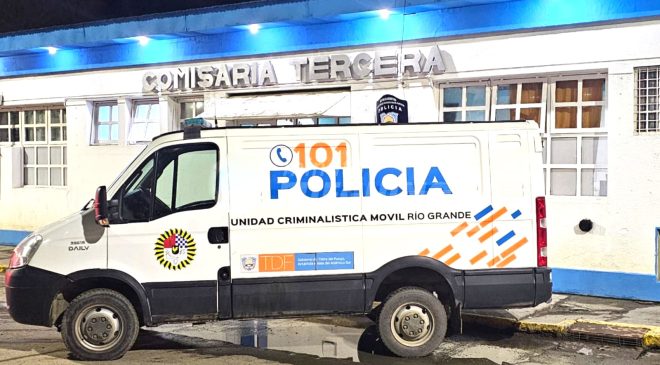 Una mujer policía detenida y otro oficial prófugo por estafa