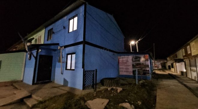 Una mujer policía detenida y otro oficial prófugo por estafa