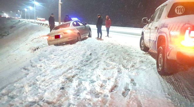 Familia resulta afectada al despistarse el vehículo en el que viajaban