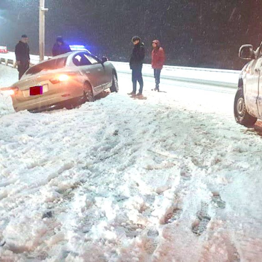 Familia resulta afectada al despistarse el vehículo en el que viajaban
