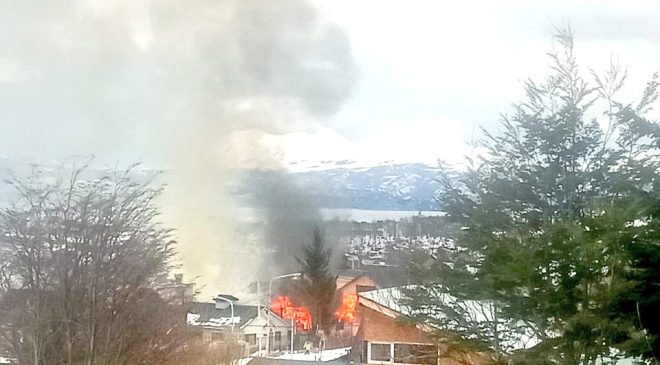 Entró a ducharse y cuando salió del baño se le estaba incendiando la casa
