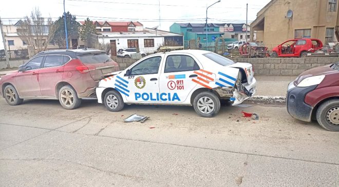 Joven conductor chocó a un patrullero y éste a un vehículo particular