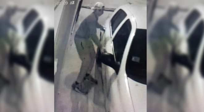 No solo roba elementos de valor de autos estacionados…los incendia