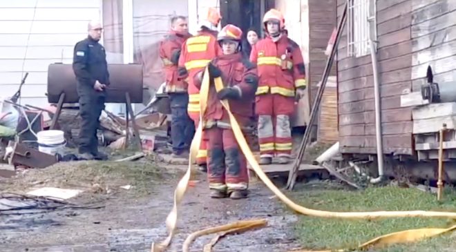 Bañaba a su hija cuando se percató de que la casa se estaba incendiando