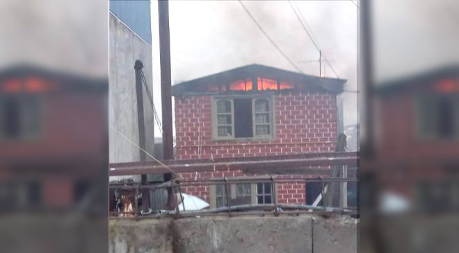 Incendio consumió la planta alta de una vivienda