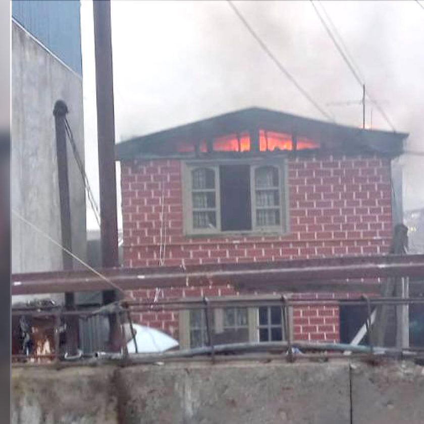 Incendio consumió la planta alta de una vivienda