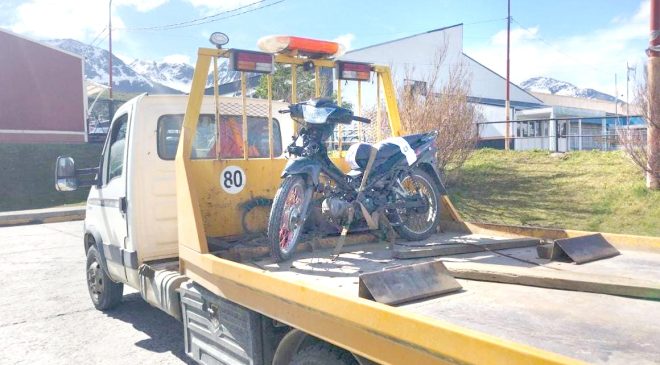 Viajaba de acompañante en una moto y terminó en el hospital