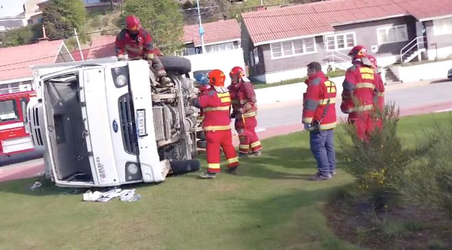 Increíble: un camión volcó en el Paseo de las Rosas