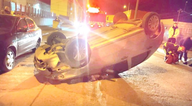 Conductora chocó a un vehículo estacionado y terminó volcando