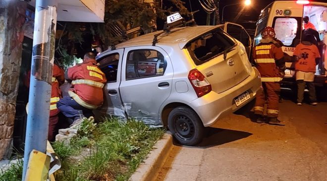 Choque entre un taxi y un particular arroja dos heridos