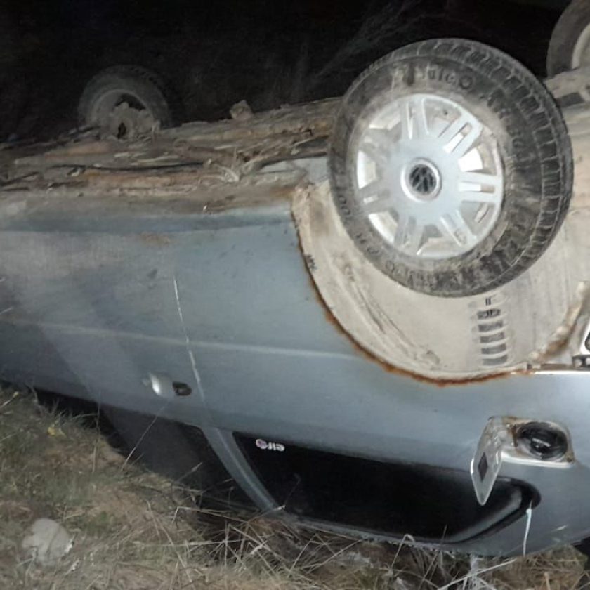 Ebrio terminó con su vehículo con las cuatro ruedas para arriba