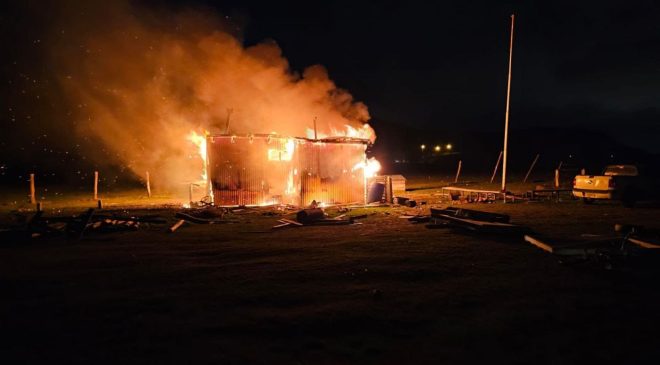  El fuego arrasó una casilla en la que un joven manipulaba una garrafa