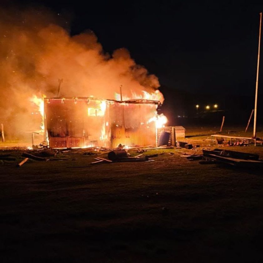 El fuego arrasó una casilla en la que un joven manipulaba una garrafa