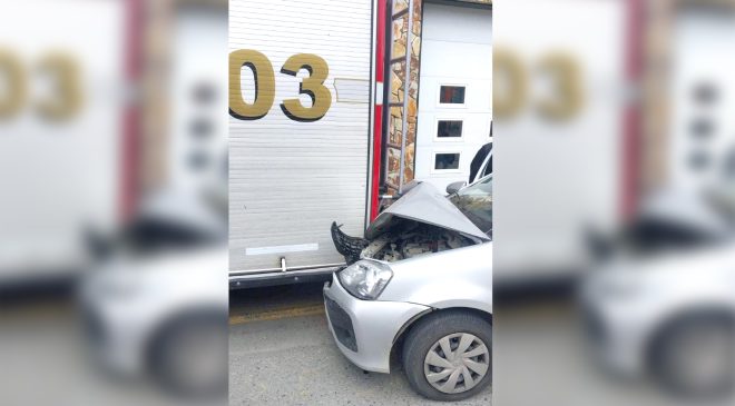  Remisero chocó con un camión bomberil estacionado