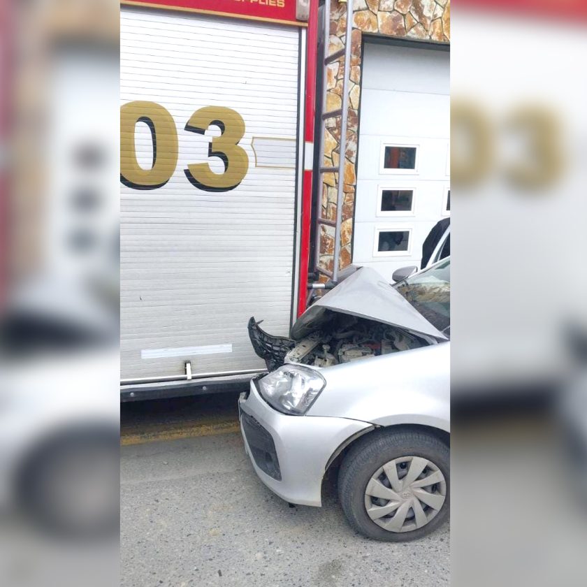 Remisero chocó con un camión bomberil estacionado