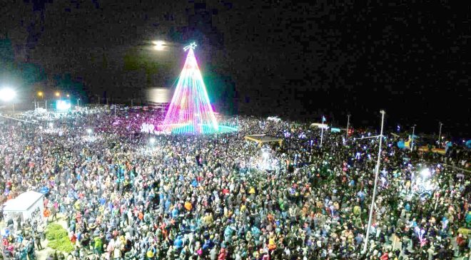 En unión, Río Grande encendió el Árbol de Navidad al ritmo de la “Sole”