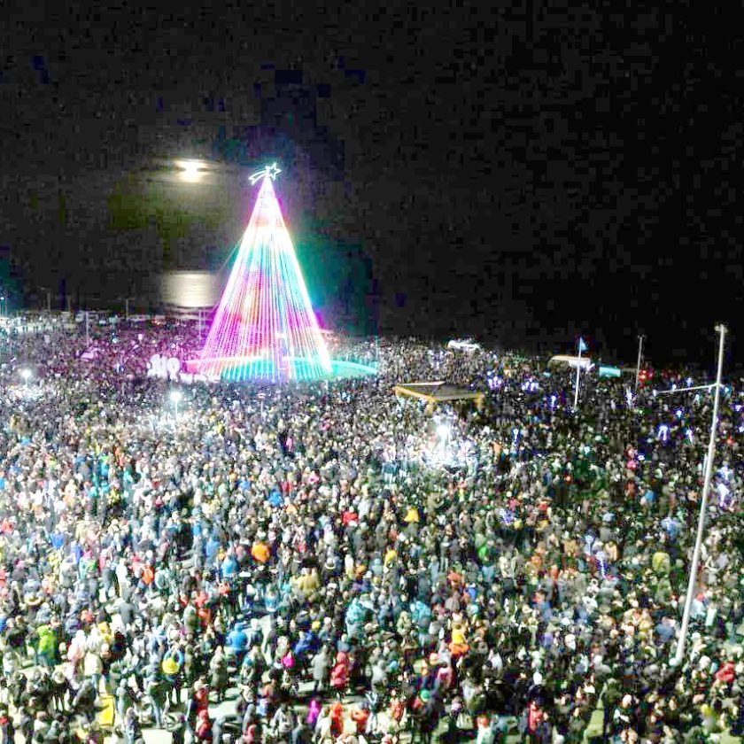 En unión, Río Grande encendió el Árbol de Navidad al ritmo de la “Sole”