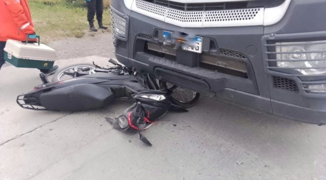 Motociclista sufre fracturas al colisionar con un camión