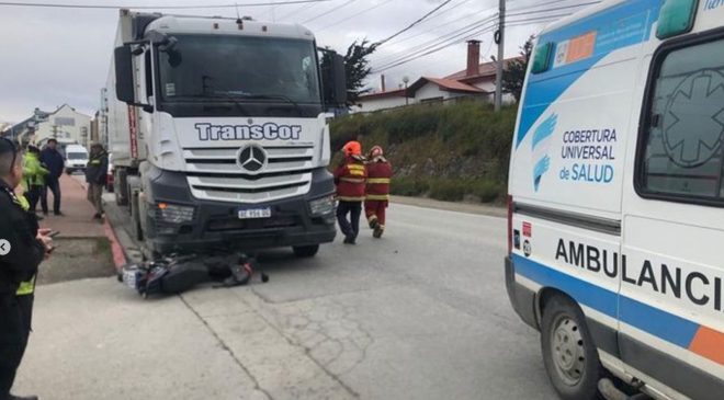 Motociclista sufre fracturas al colisionar con un camión