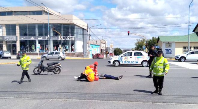 Un motociclista y su acompañante resultan heridos en un choque