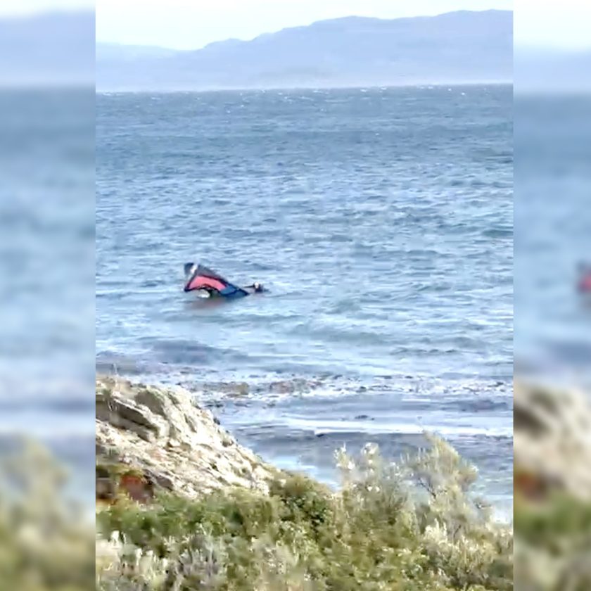 Kitsurfista fue derribado por fuertes ráfagas de viento y debió nadar hasta la orilla