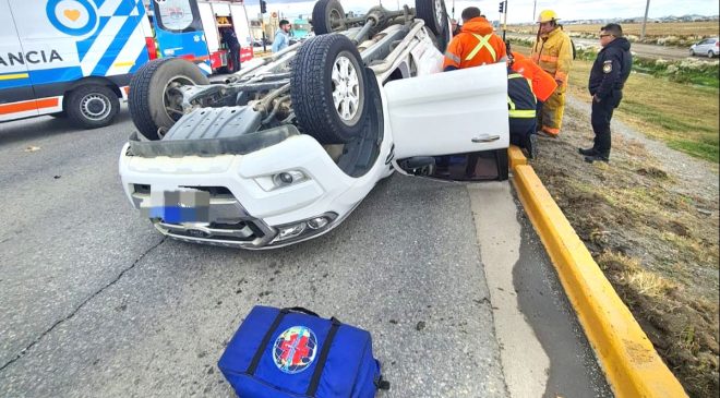 Tres adultos y dos menores resultan afectados en un siniestro vial