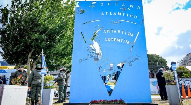 Inauguraron el cartel de la Antártida Argentina en el Paseo de los Exploradores Antárticos