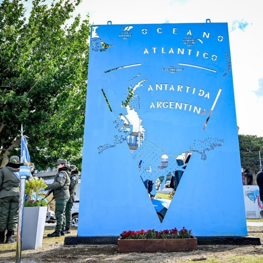 Inauguraron el cartel de la Antártida Argentina en el Paseo de los Exploradores Antárticos