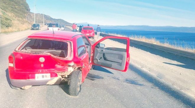 Chocó a un vehículo en su parte trasera, en donde viajaban dos niños